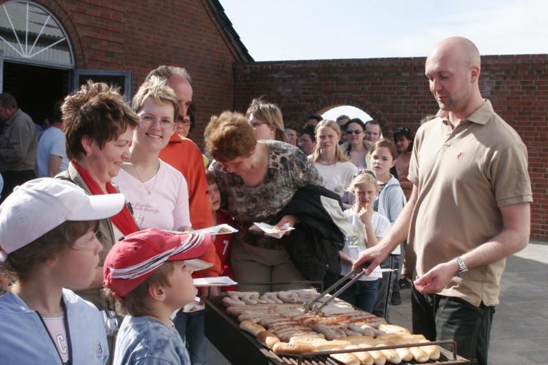 Jesper griller pølser
Åbent hus 2007