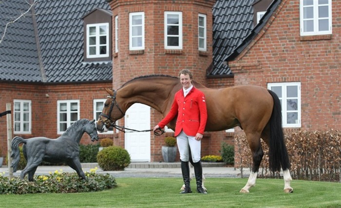 Kasper H. Hansen ses her foran stutteriets hovedbygning med avlshingsten Heartbeat.